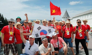 CĐV Việt Nam cổ vũ tuyển Hàn Quốc hạ người Đức