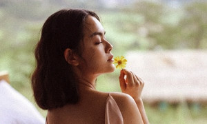 Phạm Quỳnh Anh táo bạo khoe lưng trần gợi cảm hút ánh nhìn