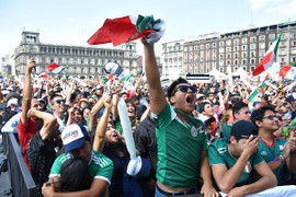 CĐV Mexico vây kín cổng Đại sứ quán Hàn Quốc, ăn mừng tuyển Đức bị loại