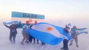 Tột cùng sung sướng, fan cuồng Argentina lên tận Nam Cực ăn mừng