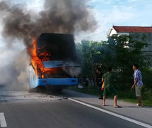 Video: Xe khách giường nằm bốc cháy dữ dội trên quốc lộ