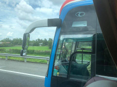 Tài xế xe khách lái xe bằng chân trên cao tốc: Nhà xe xin lỗi hành khách