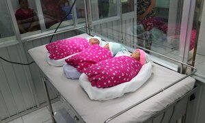Điều trị vô sinh nhiều năm thất bại, người phụ nữ bất ngờ sinh 3