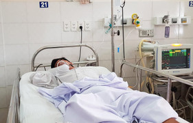 Thua độ bóng đá, lái xe ba gác uống thuốc tự tử rồi kêu người đưa đi cấp cứu