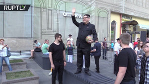 Video: Bản sao ông Kim Jong-un xuất hiện trên đường phố Matxcơva 'gây bão'