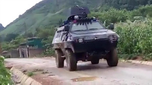 Video: Hàng trăm cảnh sát cùng xe bọc thép rầm rập bao vây trùm ma túy ở Sơn La