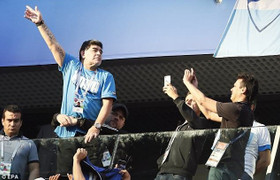 Maradona treo giải thưởng 10.000 USD tìm người 'trù ẻo' rằng ông đã chết