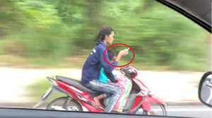 Clip: Phụ nữ đi xe máy đèo trẻ nhỏ, buông cả 2 tay nhắn tin gây sốc
