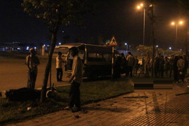 Phóng nhanh qua gờ giảm tốc, thanh niên văng lên vỉa hè chết tại chỗ