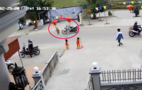 Video: Mải chơi, cháu bé chạy qua đường bị xe máy tông văng xa hàng chục mét