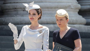 Angelina Jolie xuất hiện quý phái nhưng vẫn gầy guộc