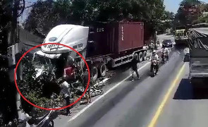 Clip: 2 container tan nát sau cú đấu đầu kinh hoàng trên quốc lộ