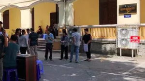 Phụ huynh 'cân não' nộp hồ sơ vào lớp 10 dân lập cho con