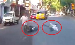 Clip: Phanh gấp tránh người đi bộ, thanh niên đi xe máy ngã như phim hành động