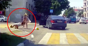 Clip: Bấm còi với người đi bộ, nữ tài xế Mercedes bị quăng quật giữa phố