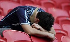 CĐV Argentina khóc hết nước mắt nhìn Messi bị đá bay khỏi World Cup