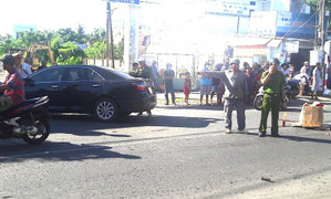 Lùi ô tô bất cẩn cán chết 2 cháu bé rồi bỏ đi khỏi hiện trường