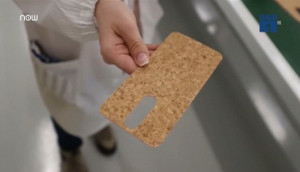 Mục sở thị điện thoại di động đầu tiên làm bằng vỏ cây