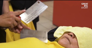 Clip: Rùng mình xem mát-xa bằng dao phay chữa bệnh ở Đài Loan