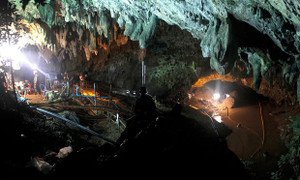 Nhóm thợ lặn còn cách nơi đội bóng Thái Lan mất tích khoảng 2 km