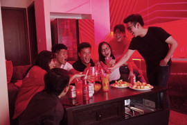 Làm gì để giữ sức khỏe khi thức đêm xem World Cup?