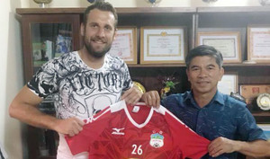 Trung vệ Croatia của bầu Đức bị thổi phạt đền oan ngay trận ra mắt