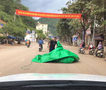 Clip: Bạt bay từ nóc ô tô tải trùm gọn anh chàng đi xe máy