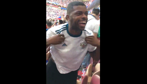 CĐV Tây Ban Nha thay áo ngay trên khán đài, ăn mừng chiến thắng của tuyển Nga