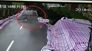 Clip: Đường sạt lở, đổ sụp khủng khiếp như tận thế ở Trung Quốc