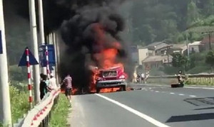 Clip: Container cháy ngùn ngụt trên quốc lộ, dân liều lĩnh đứng sát quay phim