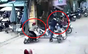 Clip: Phụ nữ lái xe máy xoay tròn, húc ngã nam thanh niên