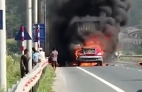 Container bốc cháy dữ dội trên quốc lộ 1A