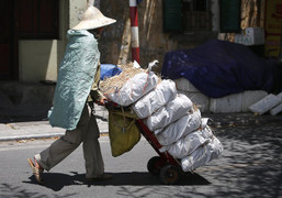 Video: Chật vật mưu sinh dưới trời nóng gần 50°C ở Hà Nội