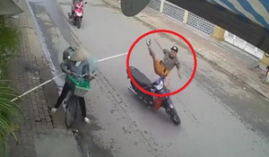 Clip: Cô đồng nát hất tung thanh niên đi xe máy giữa phố như trong phim