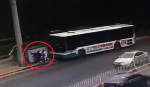 Clip: Kinh hoàng xe buýt cày nát nhà chờ, chèn nhiều người vào cột điện