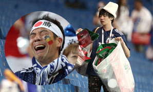 Cổ động viên Nhật Bản gây xúc động khi vừa khóc vừa nhặt rác