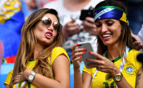 Mê mẩn những cô nàng khoác áo Neymar