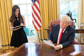 Chân dung nữ trợ lý 27 tuổi, nhận mức lương 130.000 USD/năm của Tổng thống Trump