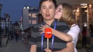 Video: Phóng viên Hàn Quốc được phụ nữ Nga hôn liên tiếp trên sóng trực tiếp