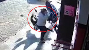 Clip: Ô tô - xe máy va chạm khủng khiếp, cô gái đứng gần thoát chết khó tin