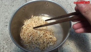 Video: Nắng nóng hơn 40°C ở Hà Nội có thể nấu chín mỳ tôm