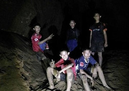 Đội bóng thiếu niên Thái Lan làm thế nào để sống sót sau 9 ngày trong hang tối?