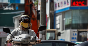 Nắng nóng cháy da cháy thịt tiếp tục bao trùm miền Bắc và miền Trung