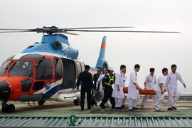 Trực thăng đáp nhà giàn DK1 đưa nam quân nhân về đất liền cấp cứu