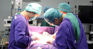 Phẫu thuật cắt khối u màng não khổng lồ cứu sống ngoạn mục cụ bà 76 tuổi