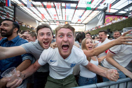 Nước Anh vỡ òa khi đội nhà vượt qua bóng ma 'đấu súng' ở World Cup