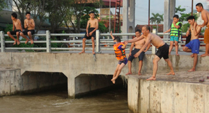 Ảnh: Nắng nóng như rang, dân Hà Nội rủ nhau ra bãi tắm miễn phí giải nhiệt
