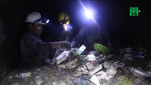 Công nhân kể việc dầm mình dưới cống thối, bị kim tiêm đâm khi vớt rác ở Sài Gòn