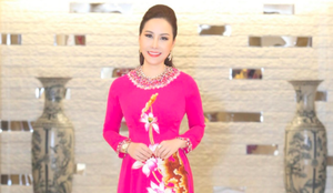 Nữ hoàng Kim Chi rạng rỡ trong tà áo dài truyền thống