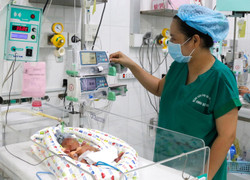 Bé sinh non 25 tuần tuổi tại Cần Thơ được cứu sống nhờ kỹ thuật LISA